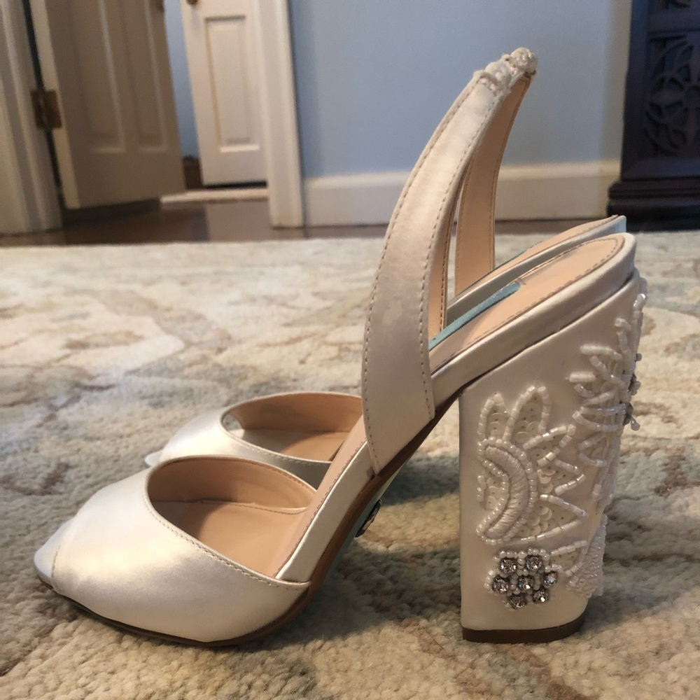Blue by Betsey Johnson bejeweled ivory & satin shoes 8.5 - Picture 2 of 5